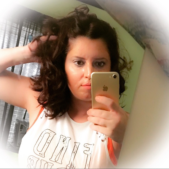 Meet your Posher, Courtney - Picture 2 of 8